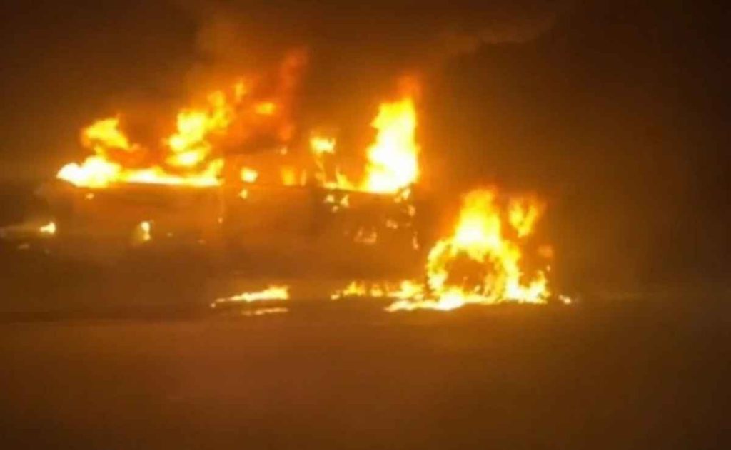 Caminhonete é consumida pelo fogo na Freeway