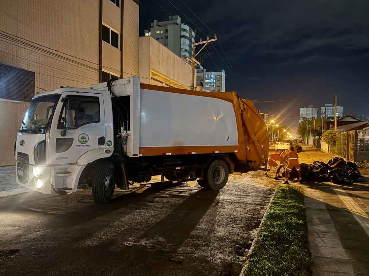 Coleta noturna de resíduos em Tramandaí inicia após cidade receber 1,2 milhão de pessoas