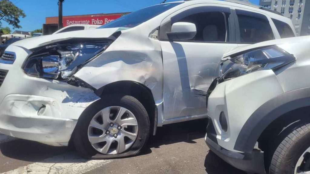 Colisão entre dois veículos