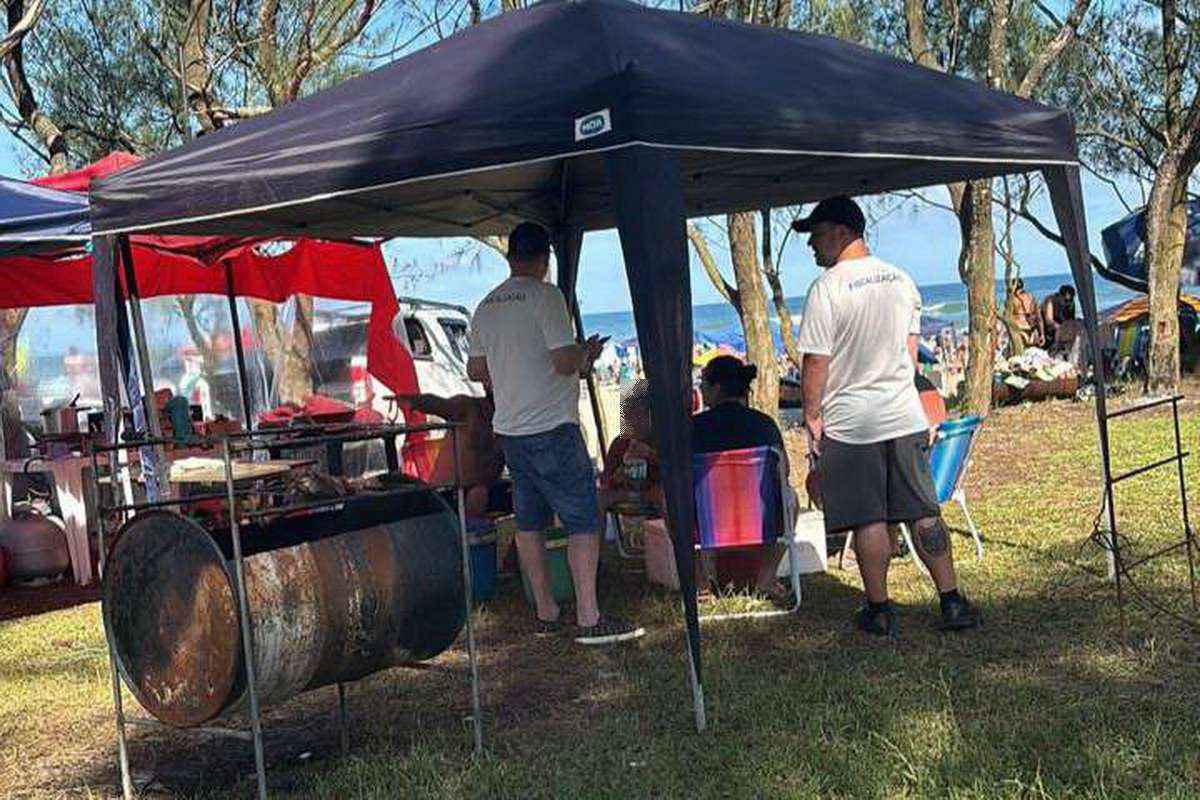 Fiscalização em Torres orienta visitantes sobre proibição de barracas e churrasqueiras