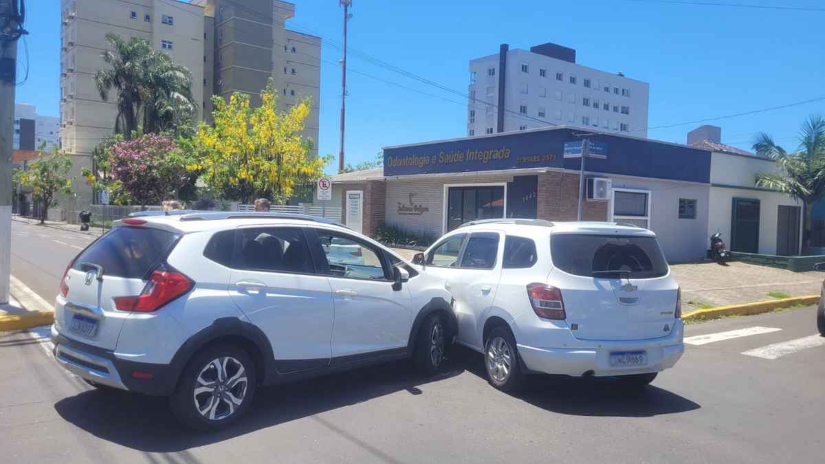 Colisão entre dois veículos bloqueia parcialmente o trânsito no Centro de Osório 22