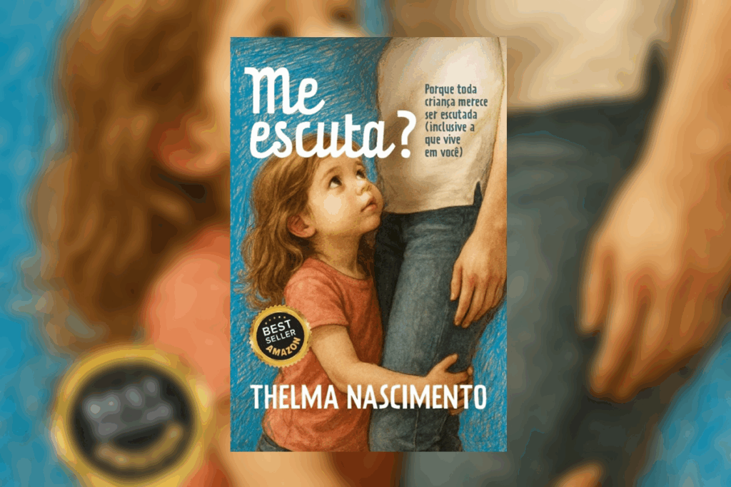 Capa de livro com uma ilustração afetiva em estilo giz de cera. Uma menina pequena, de cabelos castanhos, olha para cima com expressão de expectativa enquanto abraça as pernas de um adulto (visto apenas da cintura para baixo). O fundo é azul texturizado. O título "Me escuta?" aparece em branco. Há um selo dourado de "Best Seller Amazon".