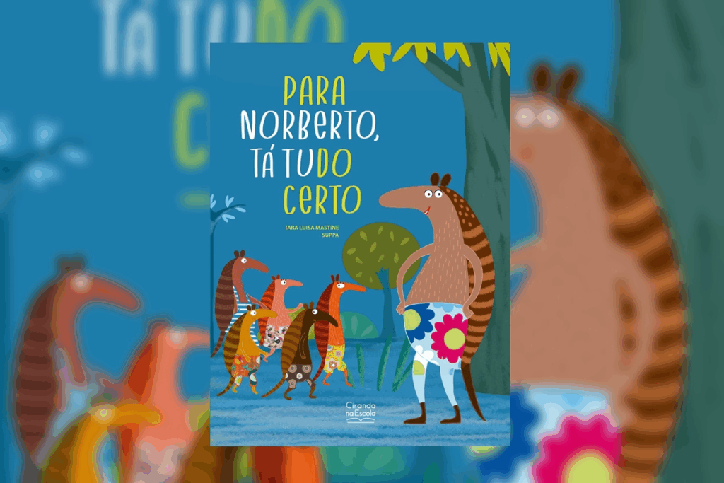 Capa de livro infantil com fundo azul. No centro, um tamanduá-bandeira estilizado usa uma bermuda colorida com estampa de flores. Ao fundo, outros tamanduás menores caminham entre árvores verdes. O título "PARA NORBERTO, TÁ TUDO CERTO" está escrito em letras amarelas e brancas no topo.