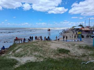 Ressaca em Atlântida Sul: monumento icônico é derrubado pela força do mar