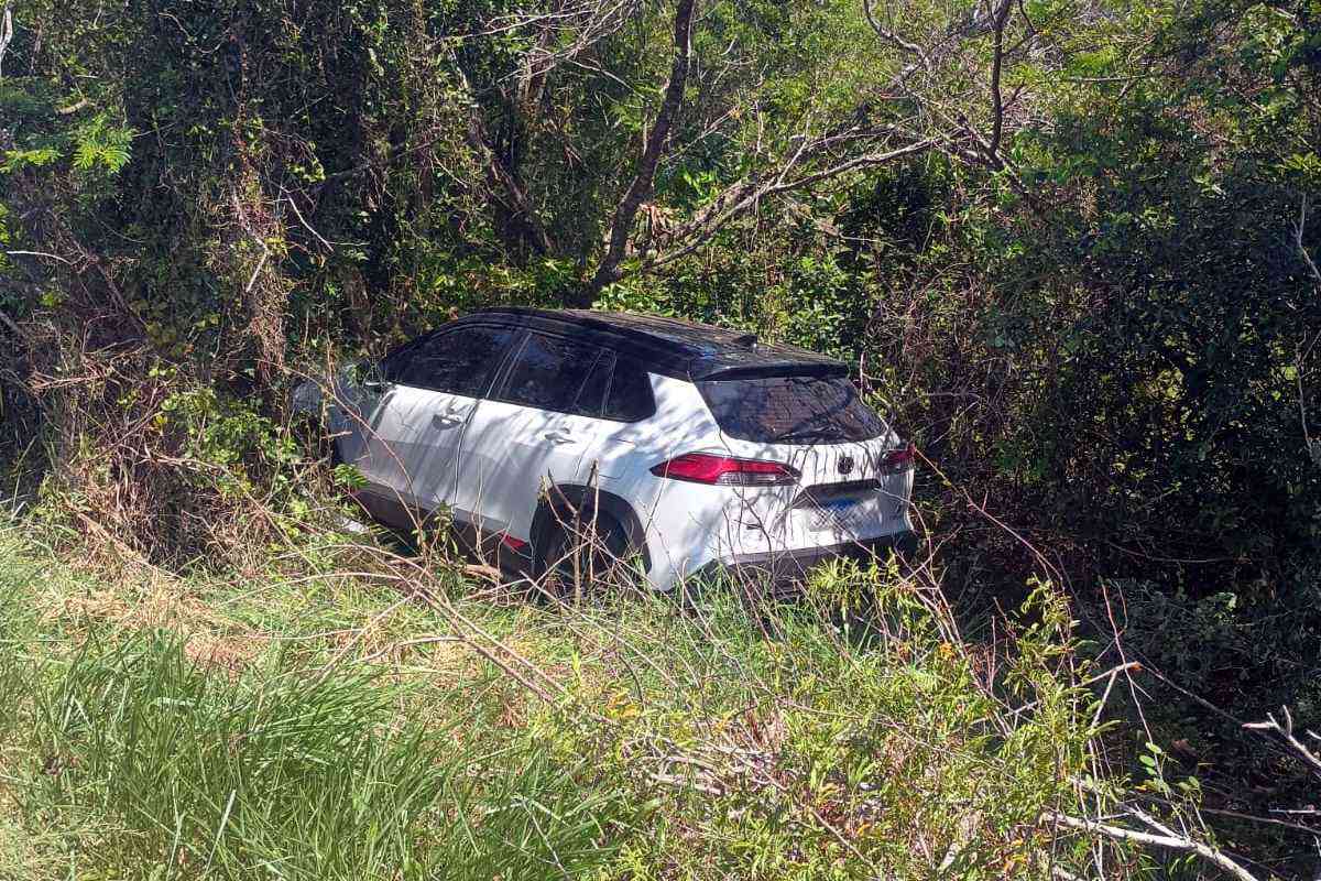 Veículo sai da pista na Estrada do Mar em Osório