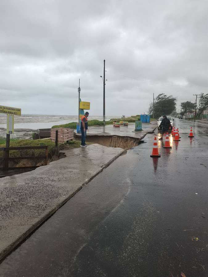 53 mm em 6 horas: temporal alaga ruas e causa estragos em Tramandaí 44