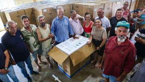 Alceu Moreira realiza entrega de 247 novos refrigeradores para pescadores da Lagoa dos Patos