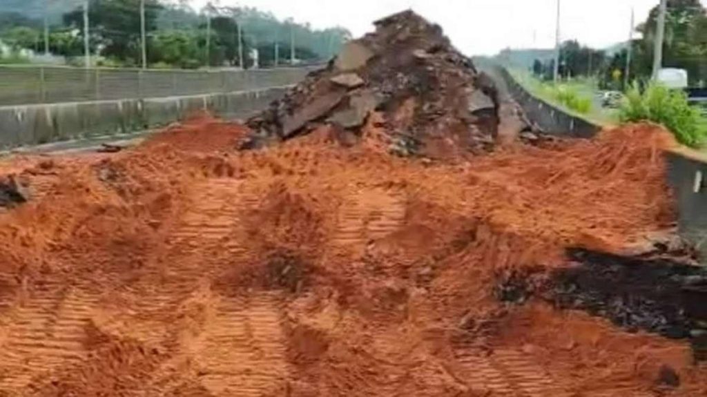 BR-101 é bloqueada no km 12 em Torres após dano no pavimento