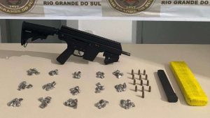 Brigada Militar flagra homem com submetralhadora pronta para uso em Cidreira