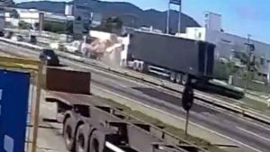 Câmera flagra engavetamento com três mortes na BR-101 em Itajaí