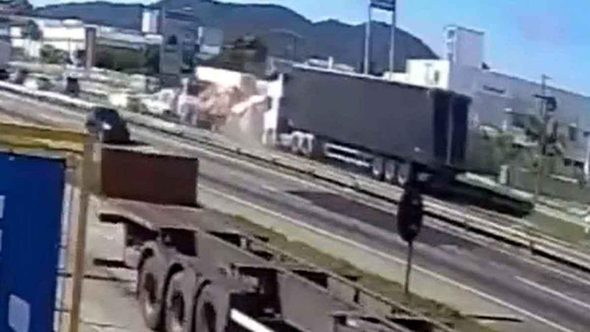 Câmera flagra engavetamento com três mortes na BR-101 em Itajaí