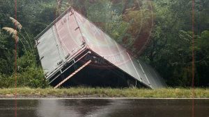 Caminhão sai da pista na Rota do Sol em Garibaldi