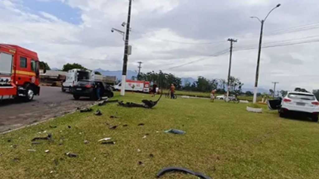 Colisão na Estrada do Mar deixa dois feridos