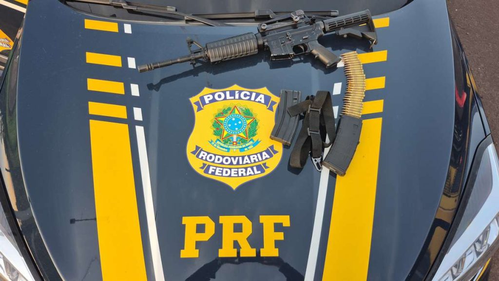 Fiscalização na BR-101 flagra fuzil e munições em compartimento secreto