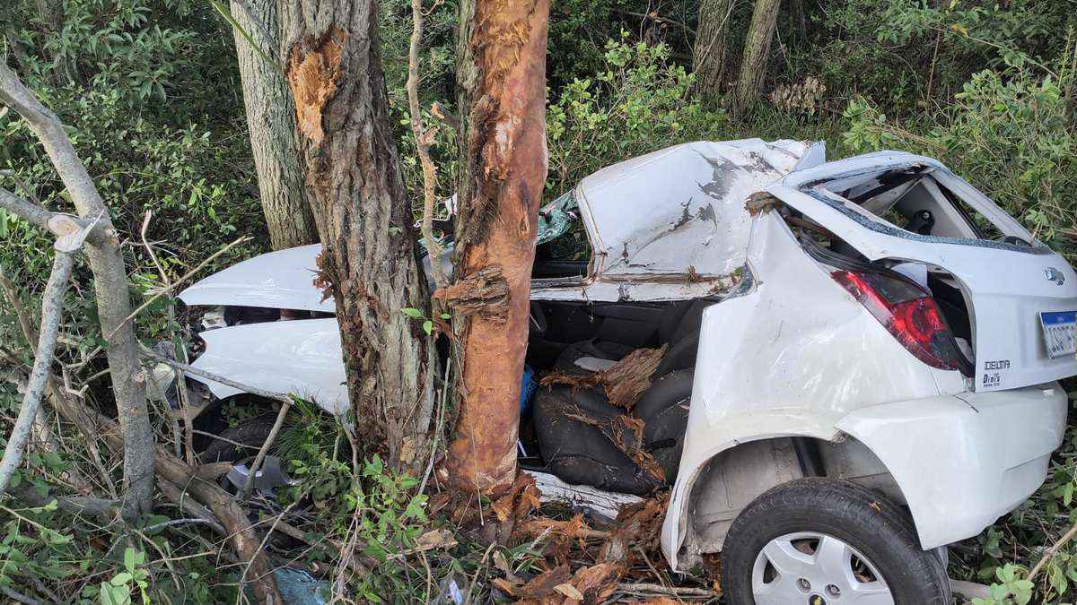 Mulher morre após saída de pista na ERS-040 em Balneário Pinhal