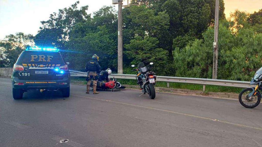 PRF flagra adolescentes em racha na Freeway com manobra "superman"
