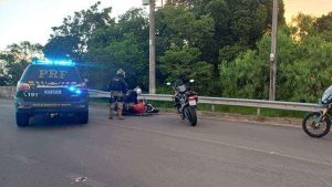 PRF flagra adolescentes em racha na Freeway com manobra "superman"
