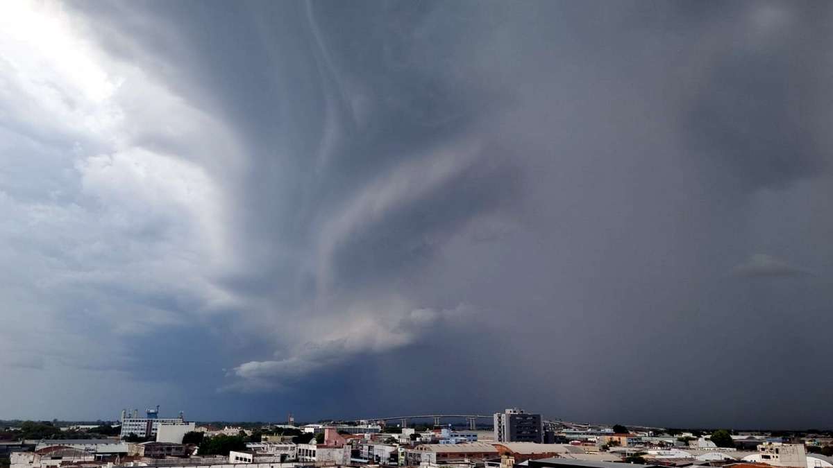 RS sob alerta vermelho: tempestade pode causar danos e apagões nas próximas horas