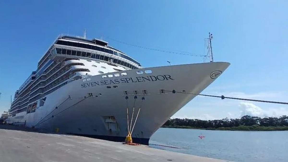 Último cruzeiro de luxo da temporada atraca no Litoral