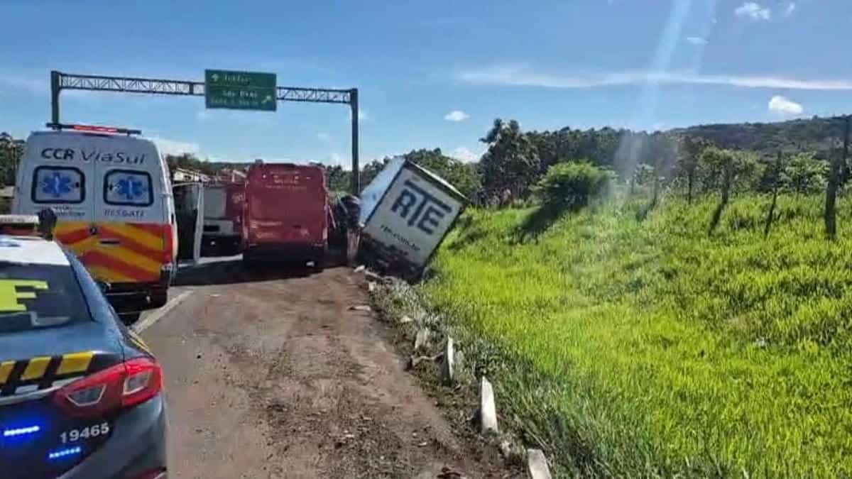 Carreta tomba na BR-101 e deixa motorista preso às ferragens no Litoral Norte 5 Carreta