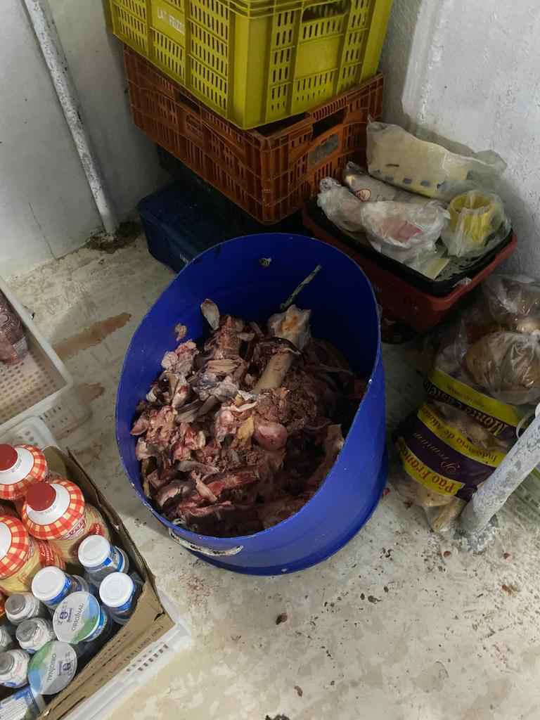 Fiscalização interdita restaurante e fecha setores de mercados no Litoral Norte 32