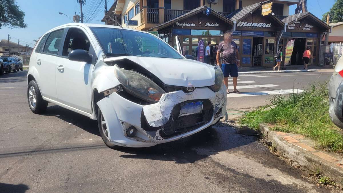 Acidente em Osório: carro sobe calçada após colisão perto de escola 21 Acidente em Osório: carro sobe calçada após colisão perto de escola 20