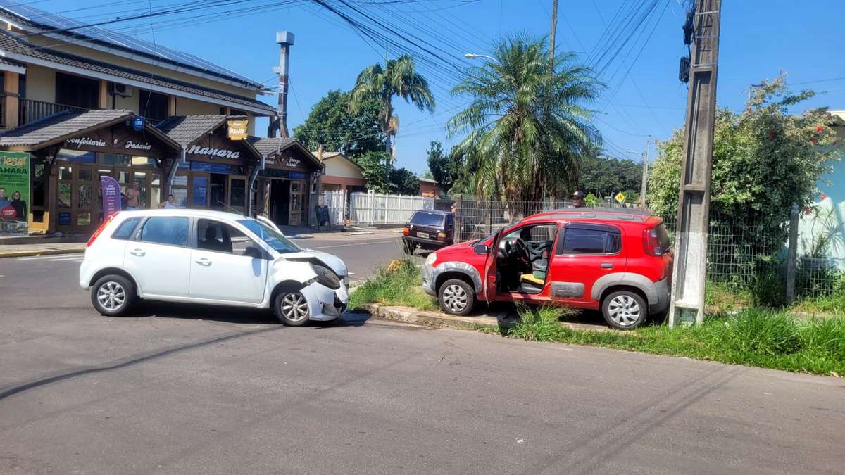 Acidente em Osório: carro sobe calçada após colisão perto de escola 23 Acidente em Osório: carro sobe calçada após colisão perto de escola 22