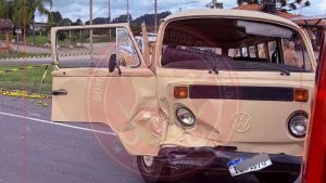 Acidente fatal na Rota do Sol: colisão entre Corolla e Kombi mata homem