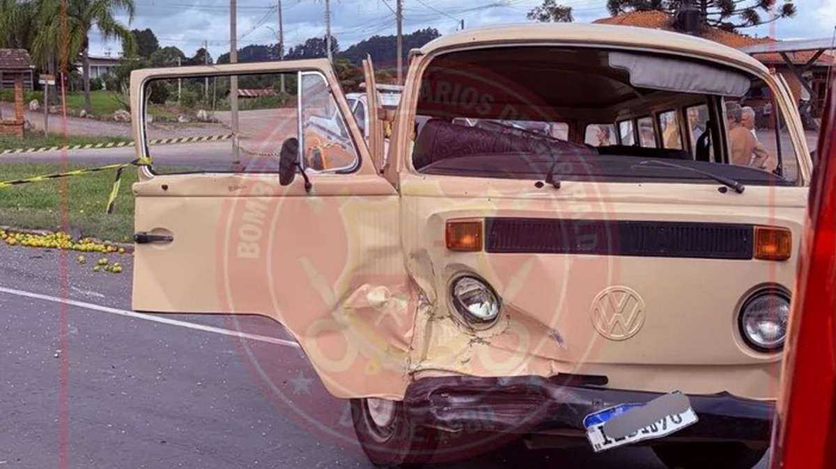 Acidente fatal na Rota do Sol: colisão entre Corolla e Kombi mata homem