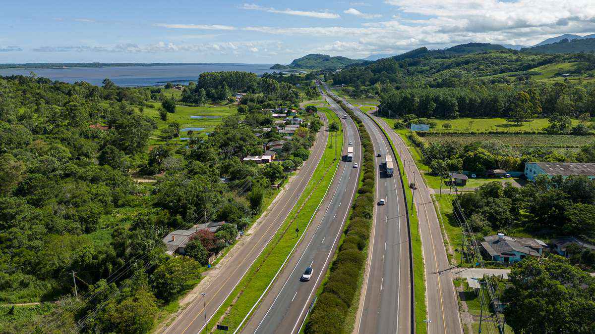 BR-101 tem bloqueio no acesso a Três Cachoeiras nesta terça