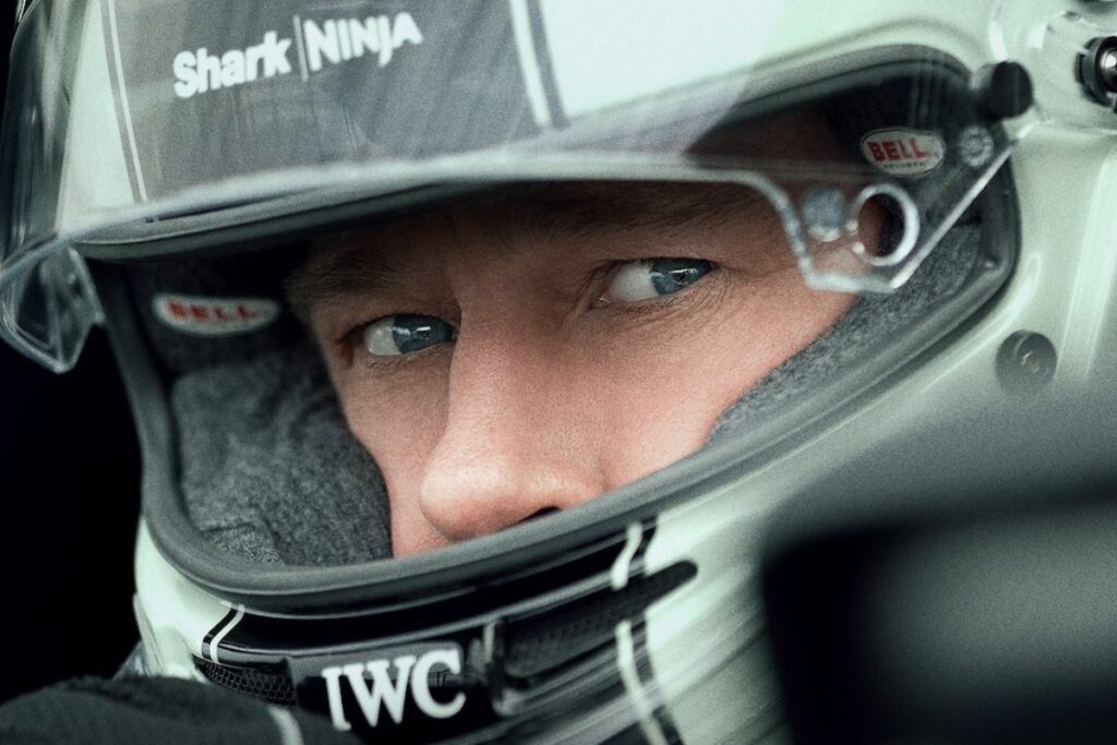 Oscar 2026: 5 filmes que você precisa assistir antes da premiação 23 Brad Pitt usando um capacete de corrida na capa do filme "F1"