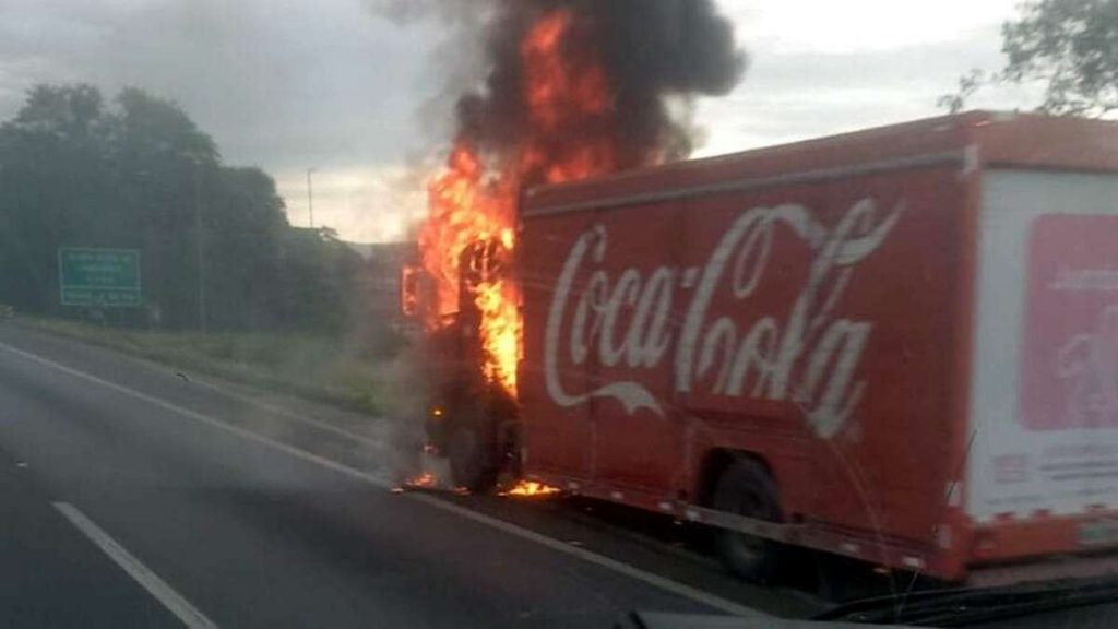 Caminhão da Coca-Cola pega fogo na BR-101 em SC