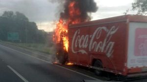 Caminhão da Coca-Cola pega fogo na BR-101 em SC