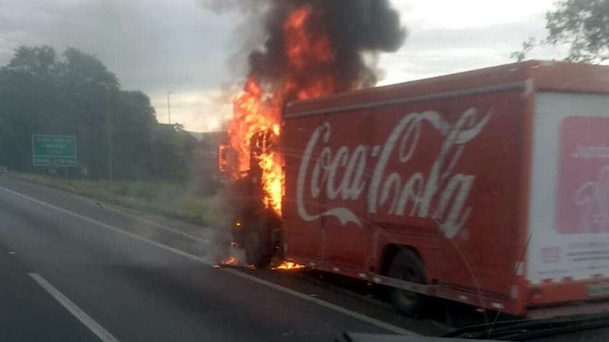Caminhão da Coca-Cola pega fogo na BR-101 em SC