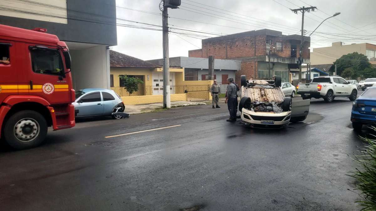 Idosa passa mal ao volante e capota carro após colisão em Osório