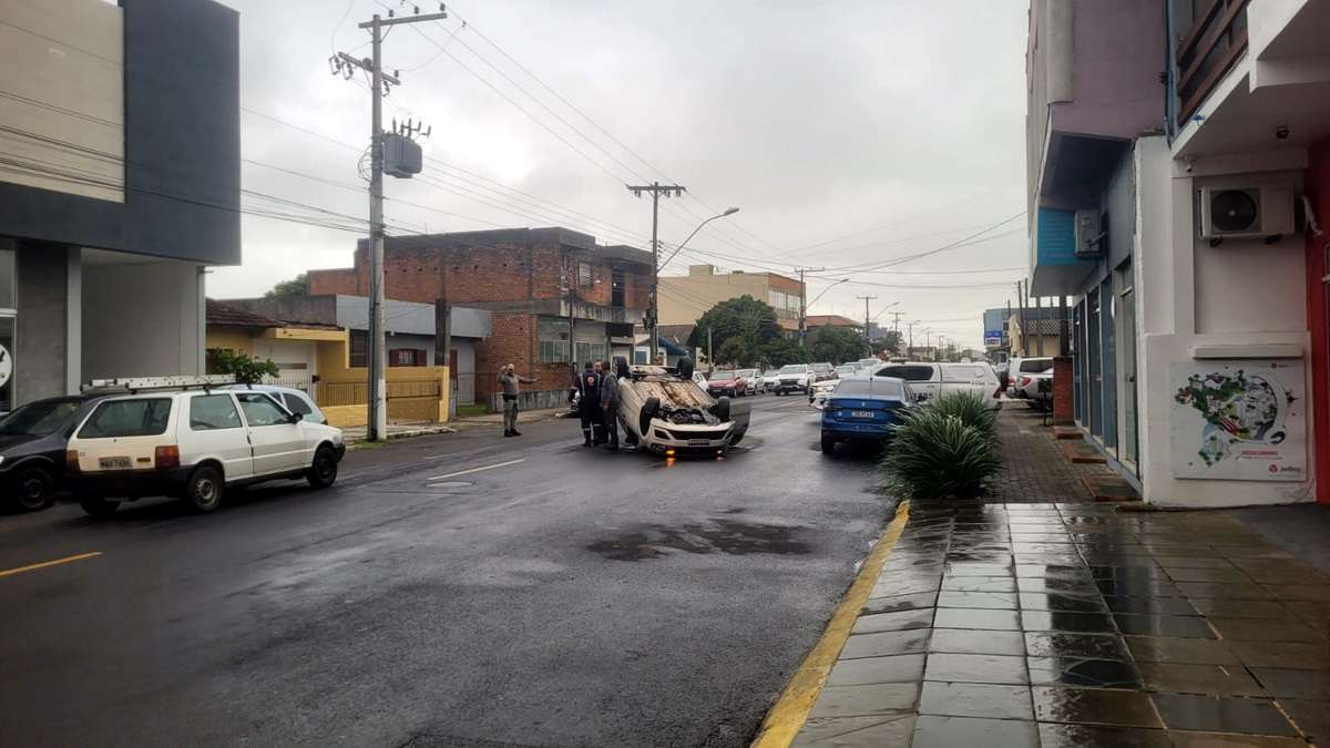 Idosa passa mal ao volante e capota carro após colisão em Osório 11 Idosa passa mal ao volante e capota carro após colisão em Osório 10