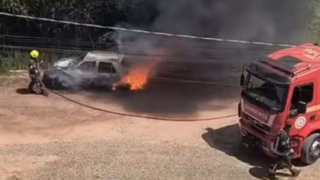 Mulher incendeia carro de ex em Torres e acaba ferida