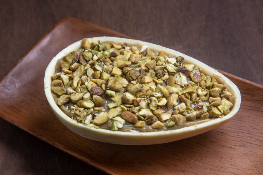 Ovo de Páscoa de colher: 7 receitas caseiras fáceis de fazer 5 Ovo de Páscoa de colher de pistache em uma travessa marrom