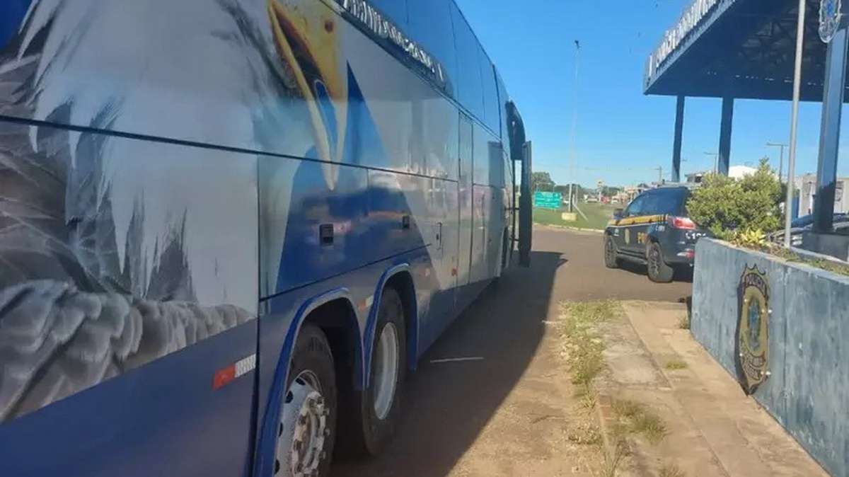 PRF apreende vinhos de luxo avaliados em R$ 300 mil em ônibus na fronteira do RS