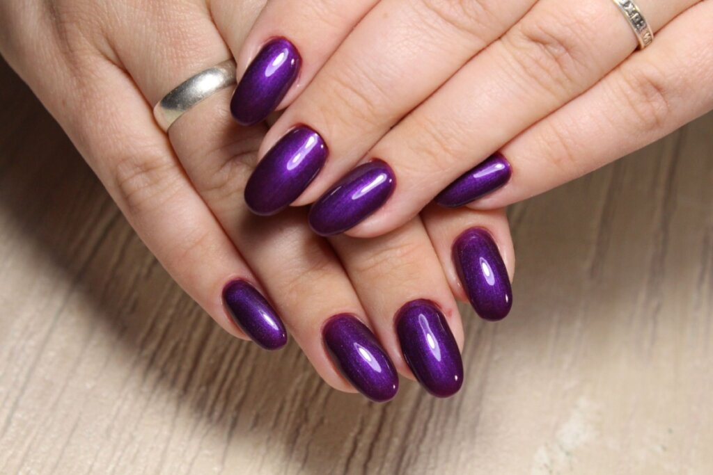 Do clássico ao inesperado: outono abre espaço para cores ousadas nas unhas 20 Unhas com ametista brilhante