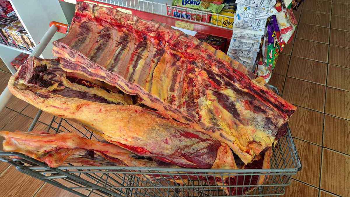 Força-tarefa recolhe toneladas de alimentos impróprios e interdita mercado no RS 10 Força-tarefa