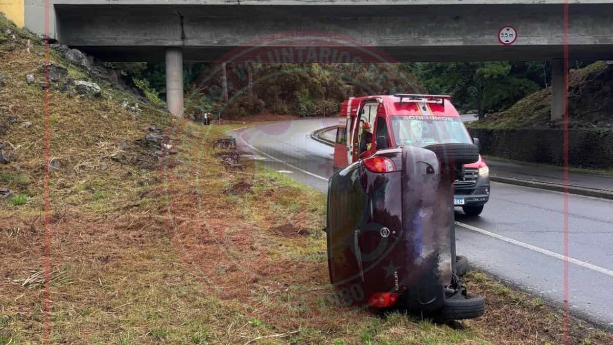 Saída de pista seguida de capotamento mobiliza Bombeiros na Rota do Sol 5 Saída de pista