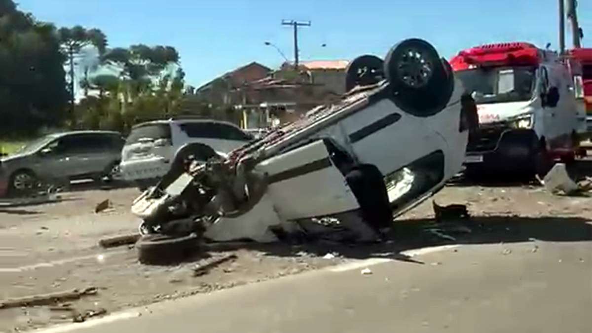 Acidente triplo com capotamento deixa feridos em Osório na ERS-030