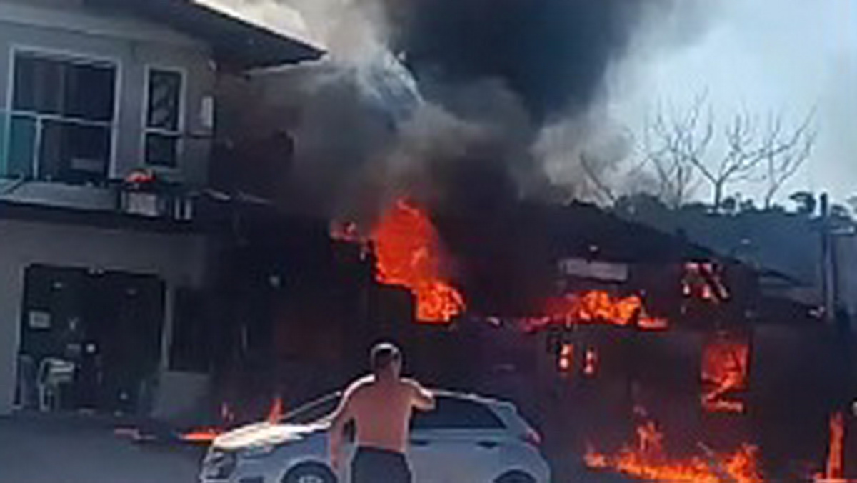 Avião cai sobre restaurante em Capão da Canoa
