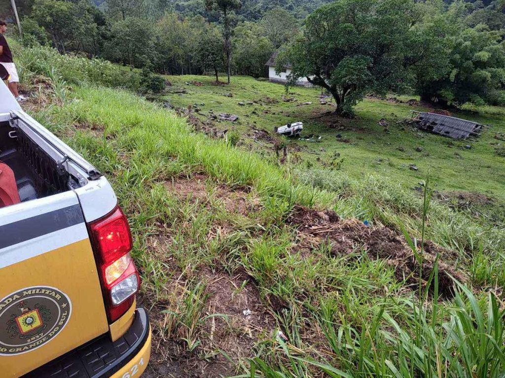 Capotamento na Rota do Sol deixa três feridos no Litoral
