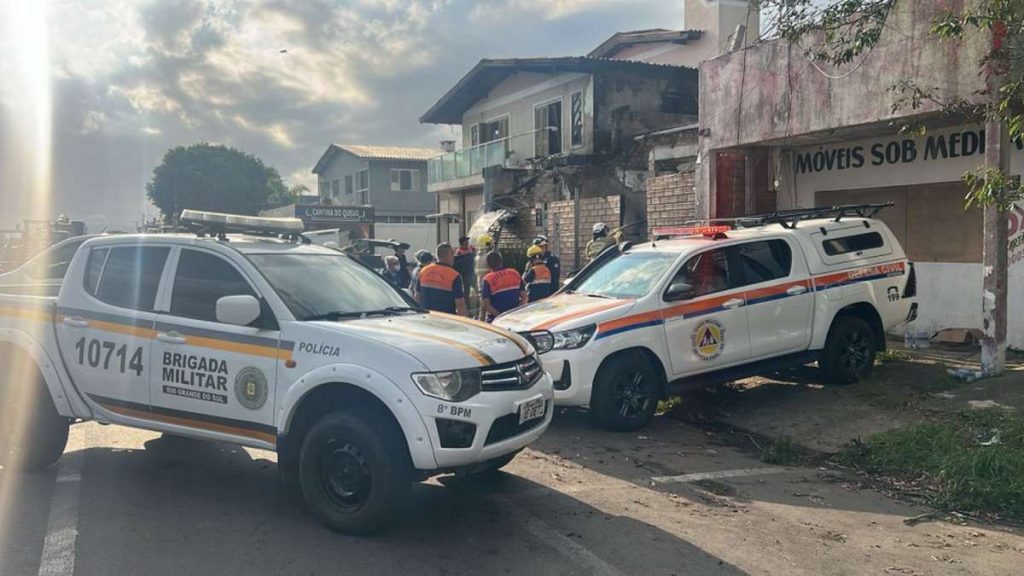 Corpos de vítimas de queda de avião são levados para perícia em Osório