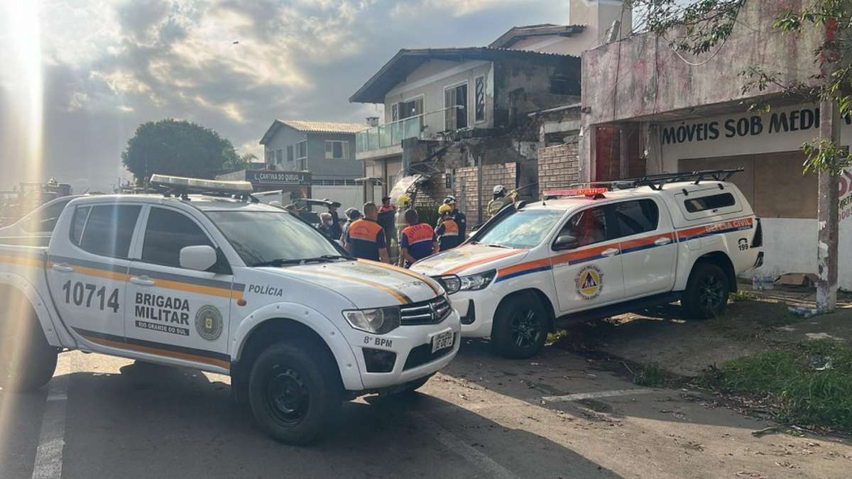 Corpos de vítimas de queda de avião são levados para perícia em Osório