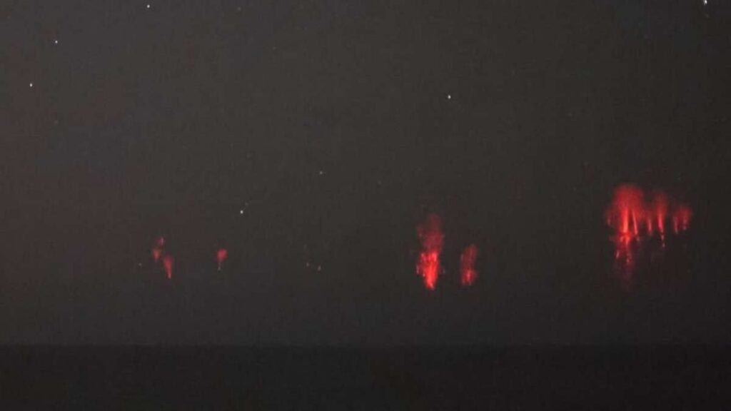 Fenômeno atmosférico raro no RS: red sprites são captados no Litoral Norte