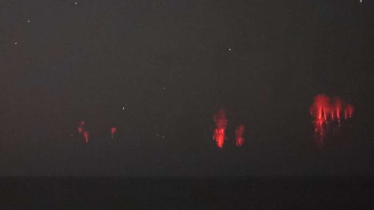 Fenômeno atmosférico raro no RS: red sprites são captados no Litoral Norte