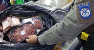 Operação em Osório apreende carne imprópria e termina com prisão por tráfico e arma